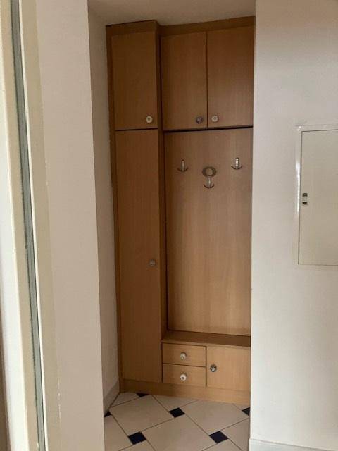 Eingangsbereich mit praktischer Garderobe und Einbauschränken.