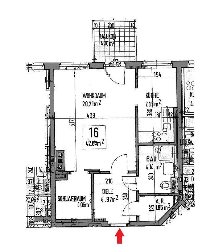 Detaillierter Grundriss einer Wohnung mit Wohnraum, Küche, Bad, Schlafzimmer und Balkon.