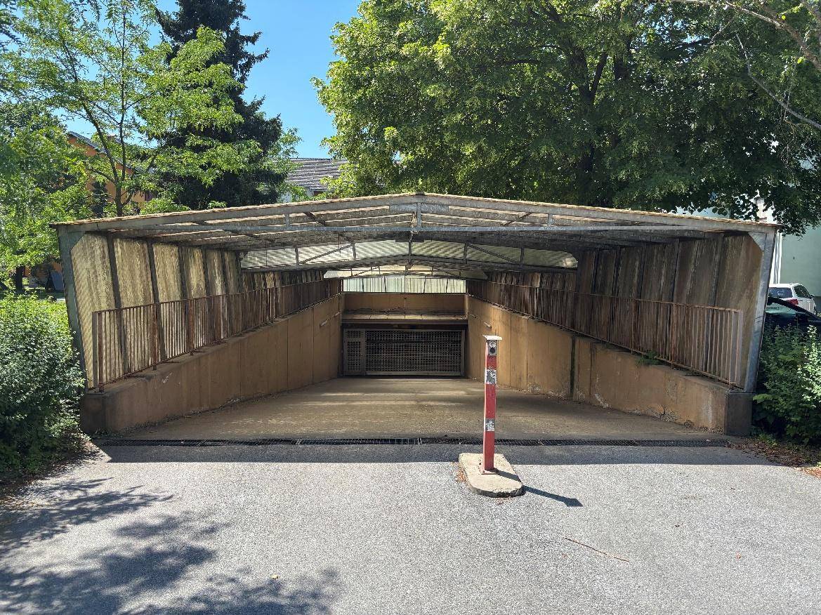 Einfahrt zur Tiefgarage mit Überdachung, bietet geschützten Parkraum.