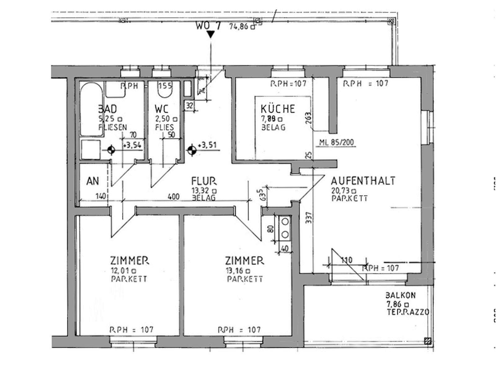 Grundriss einer Wohnung mit zwei Zimmern, Küche, Bad, WC und Balkon.