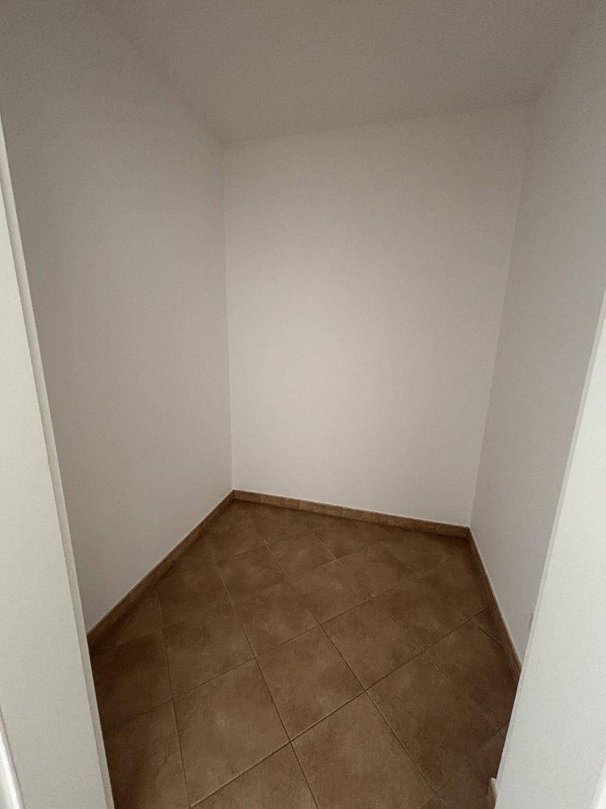Kleiner, leerer Abstellraum mit Fliesenboden und weißen Wänden.