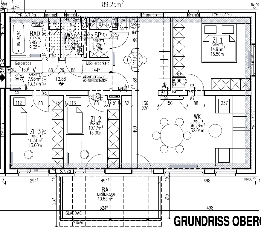 Detaillierter Grundriss einer Wohnung mit offenem Wohnbereich, drei Zimmern und Balkon.