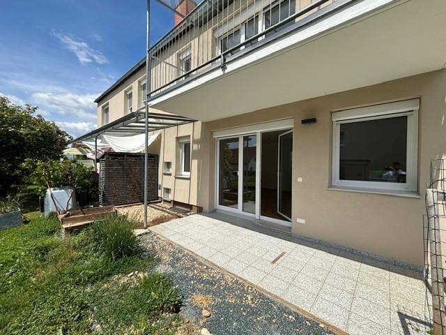 Terrasse mit Fliesenboden und Zugang zum Garten, ideal für entspannte Stunden im Freien.