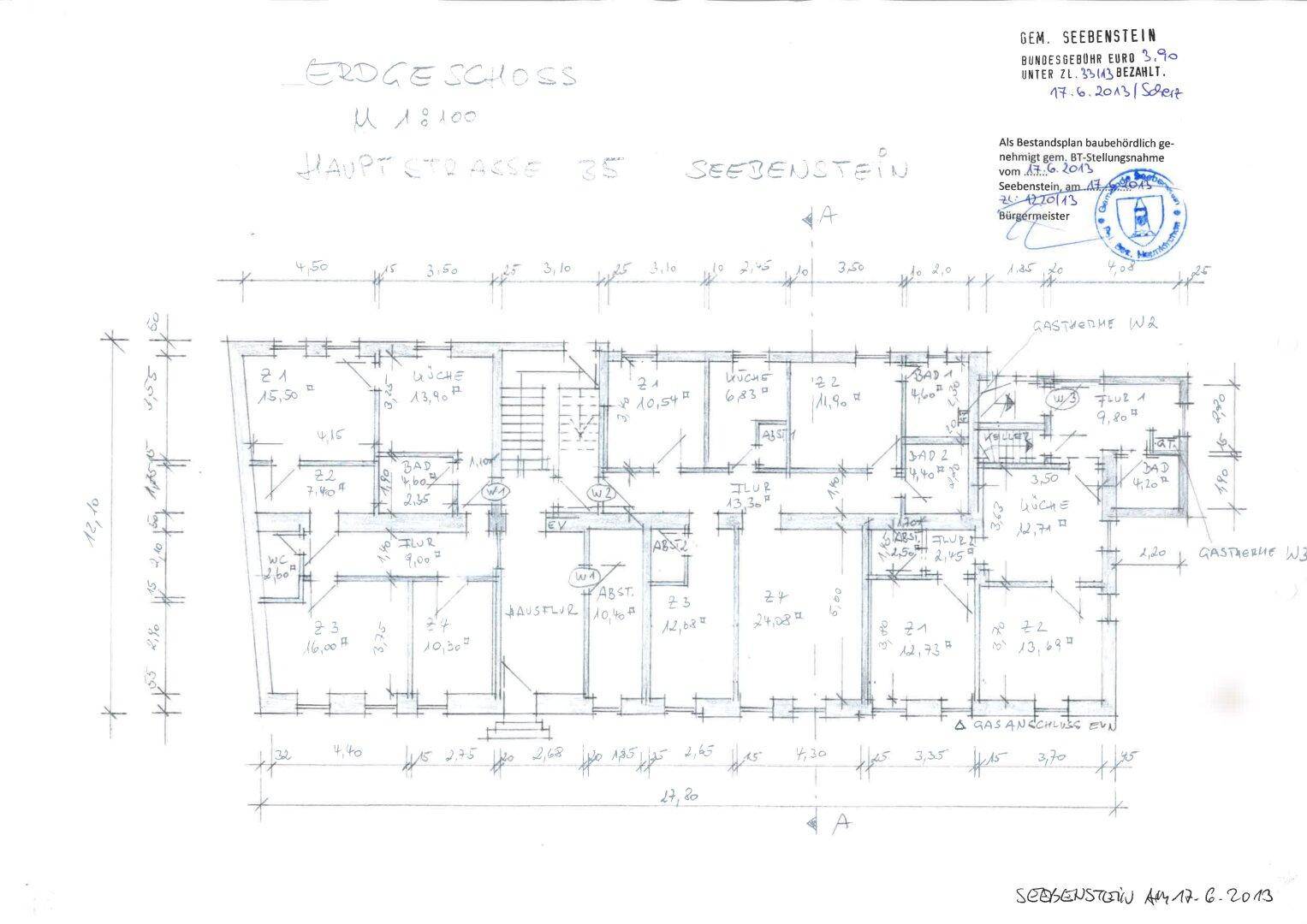 Grundriss des Erdgeschosses mit detaillierter Raumaufteilung und Zugang zum Garten.