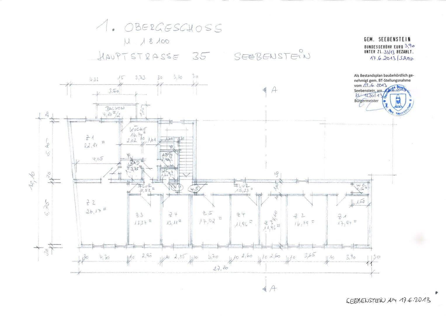 Grundriss des ersten Obergeschosses mit Raumaufteilung und Balkon.
