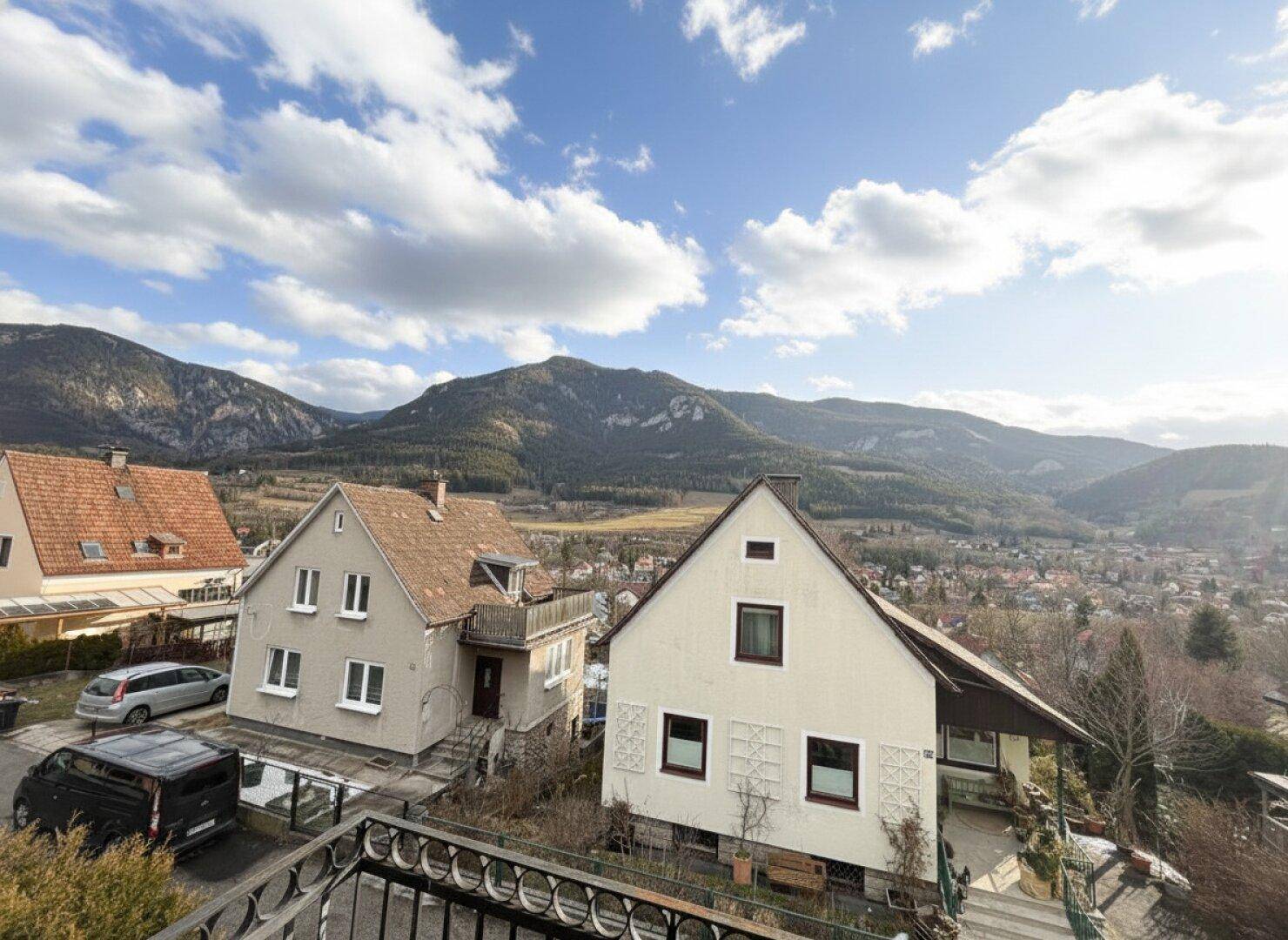 Panoramablick auf die umliegende Berglandschaft und benachbarte Häuser.