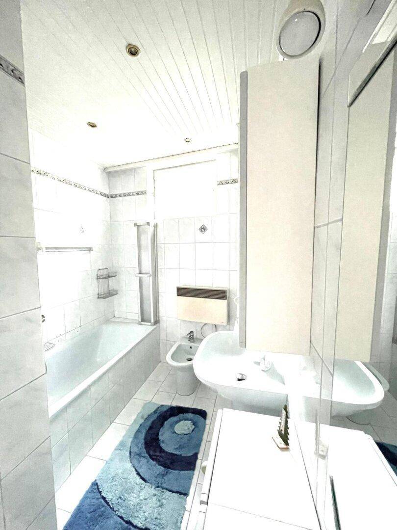 Badezimmer mit Badewanne, Bidet und Fliesen im klassischen Stil.