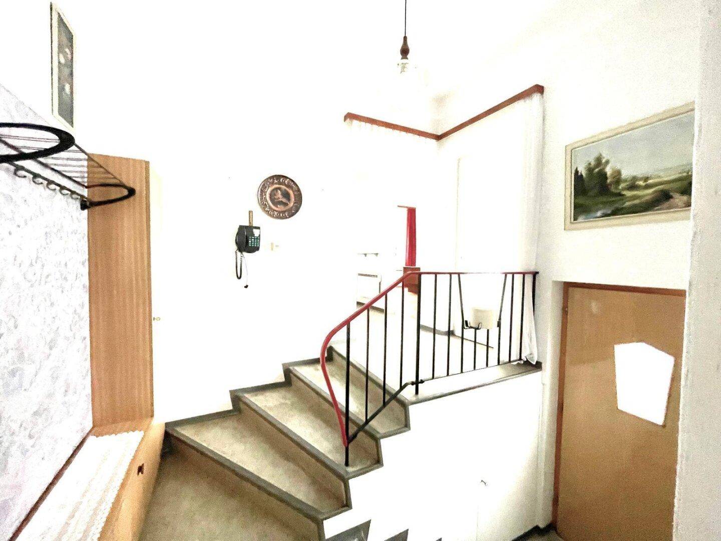 Eingangsbereich mit Treppe und Geländer.