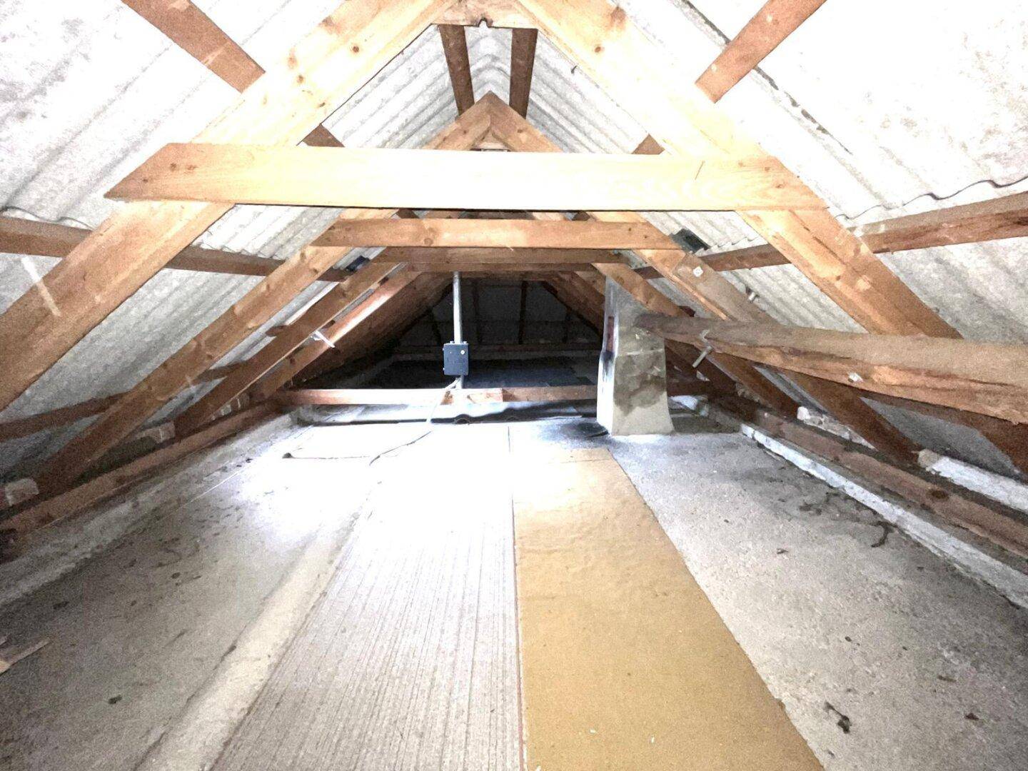 Geräumiger Dachboden mit Holzdachstuhl und viel Potenzial.