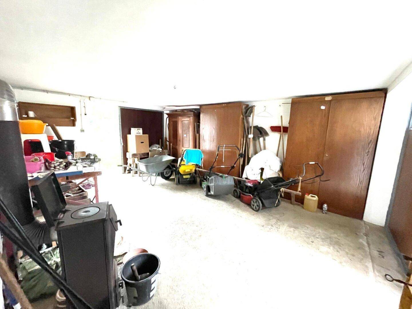 Großer Abstellraum oder Garage für Gartengeräte und Werkzeuge.