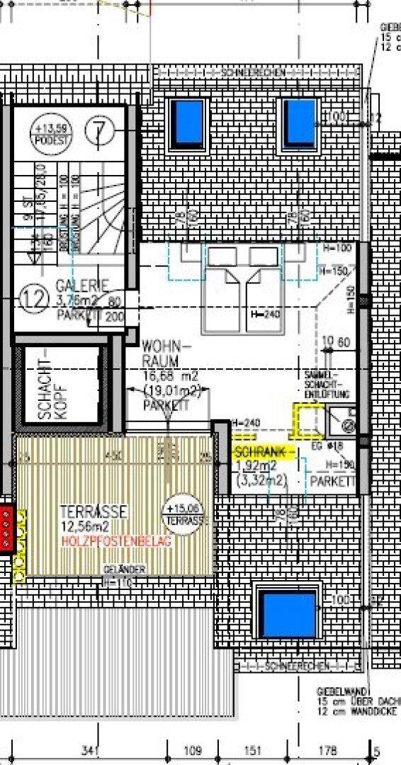 Grundrissplan zeigt einen Wohnraum, eine Galerie, ein Schlafzimmer und eine Terrasse mit Holzbelag.