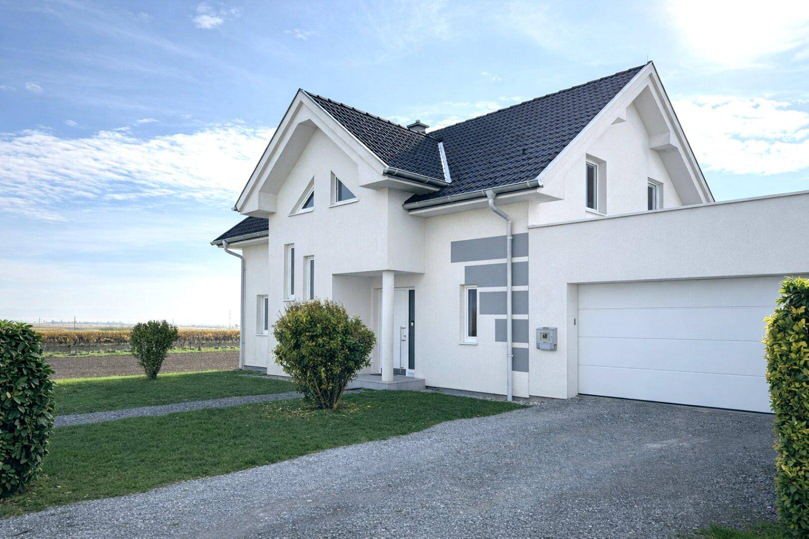 Attraktives Einfamilienhaus mit moderner Architektur, Garage und weitläufigem Grundstück.