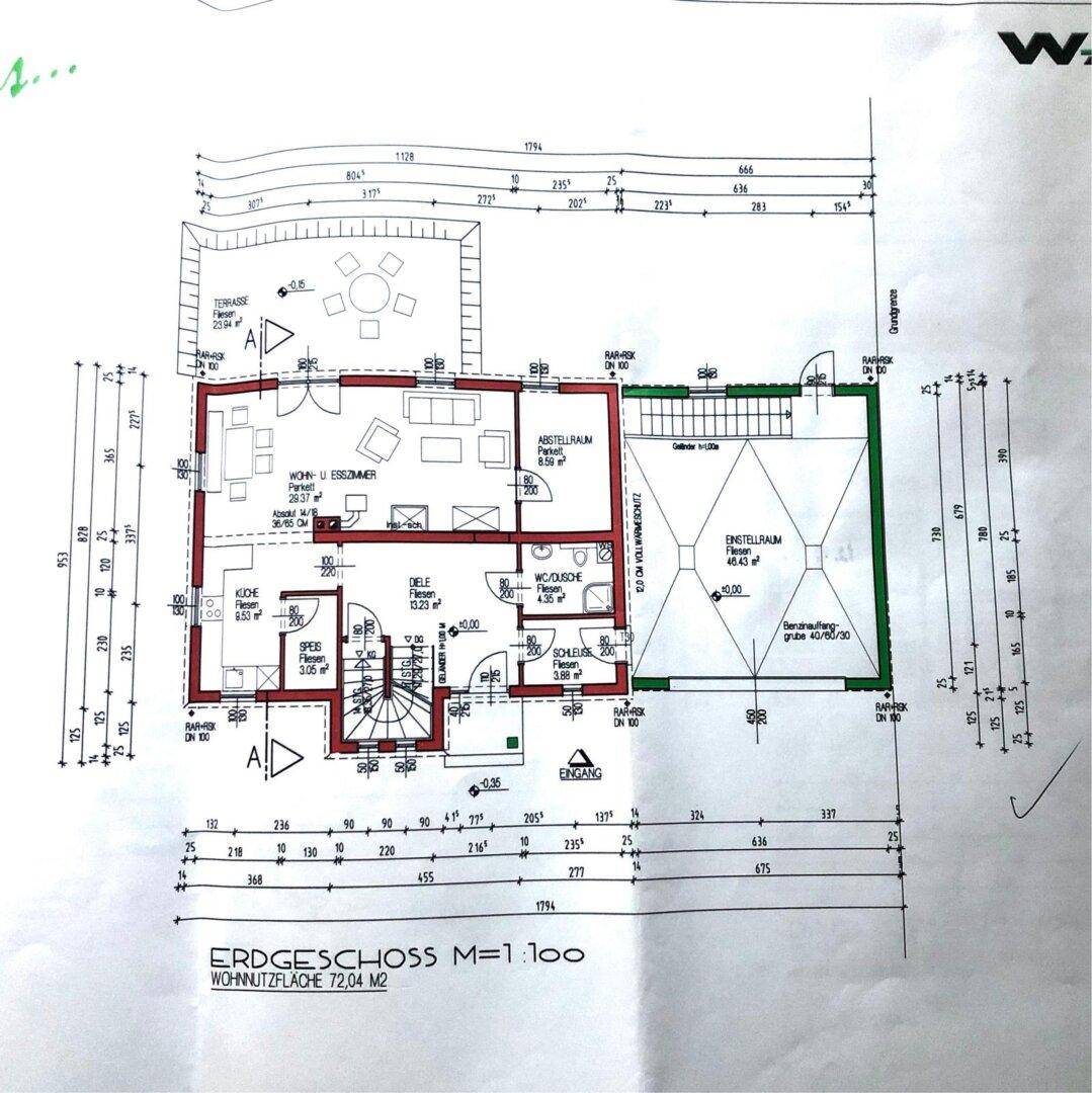 Grundriss des Erdgeschosses mit Wohn-Essbereich, Küche und Terrasse.