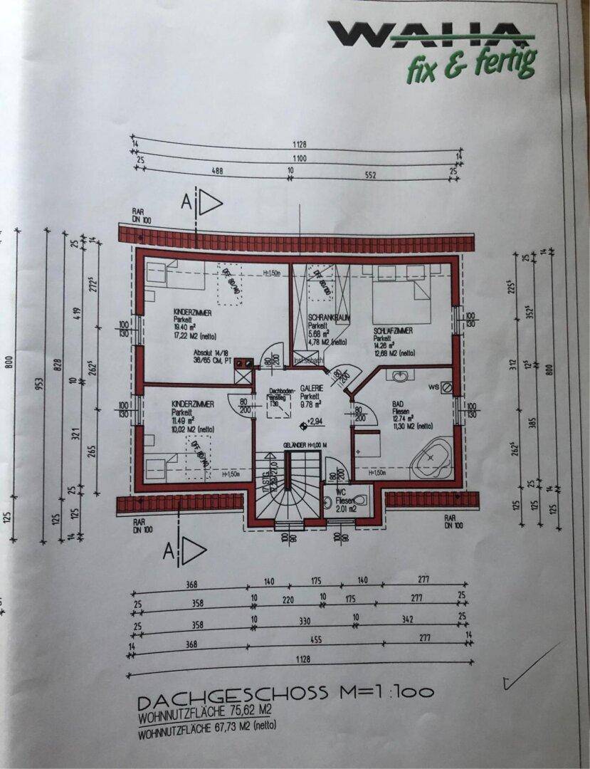 Grundriss des Dachgeschosses mit Schlafzimmern, Kinderzimmern und Badezimmer.