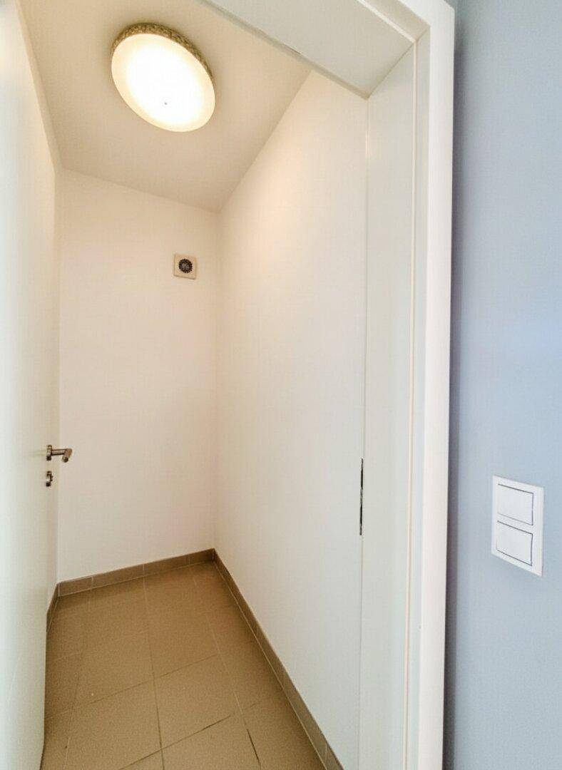 Kleiner Abstellraum mit Fliesenboden und einfacher Beleuchtung.