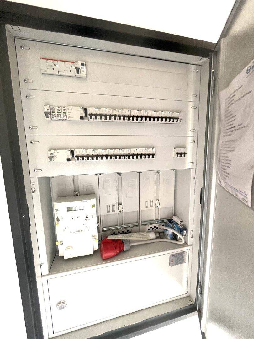 Elektrischer Sicherungskasten mit Zähler und verschiedenen Anschlüssen.