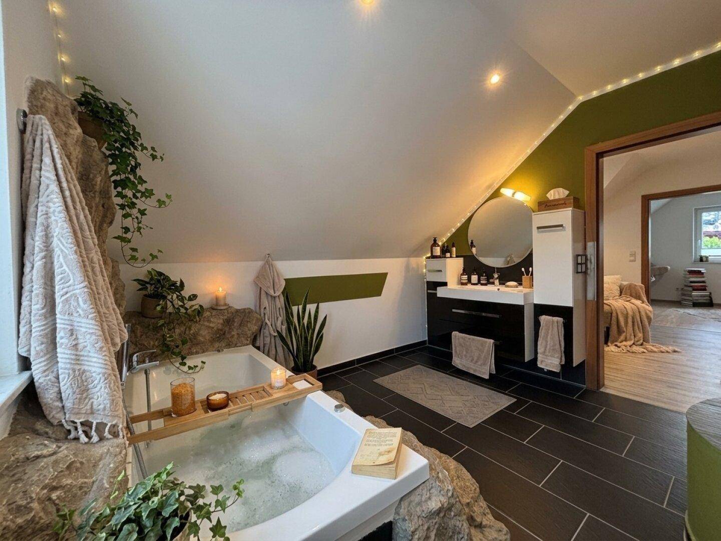 Luxuriöses Badezimmer mit Whirlpool, Doppelwaschbecken und Naturstein-Elementen.