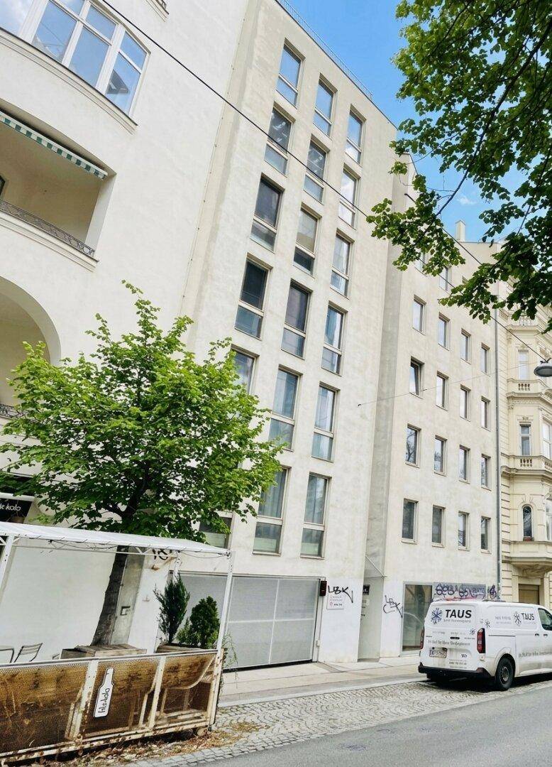 Moderne Gebäudefassade mit vielen Fenstern und klaren Linien in urbaner Umgebung.