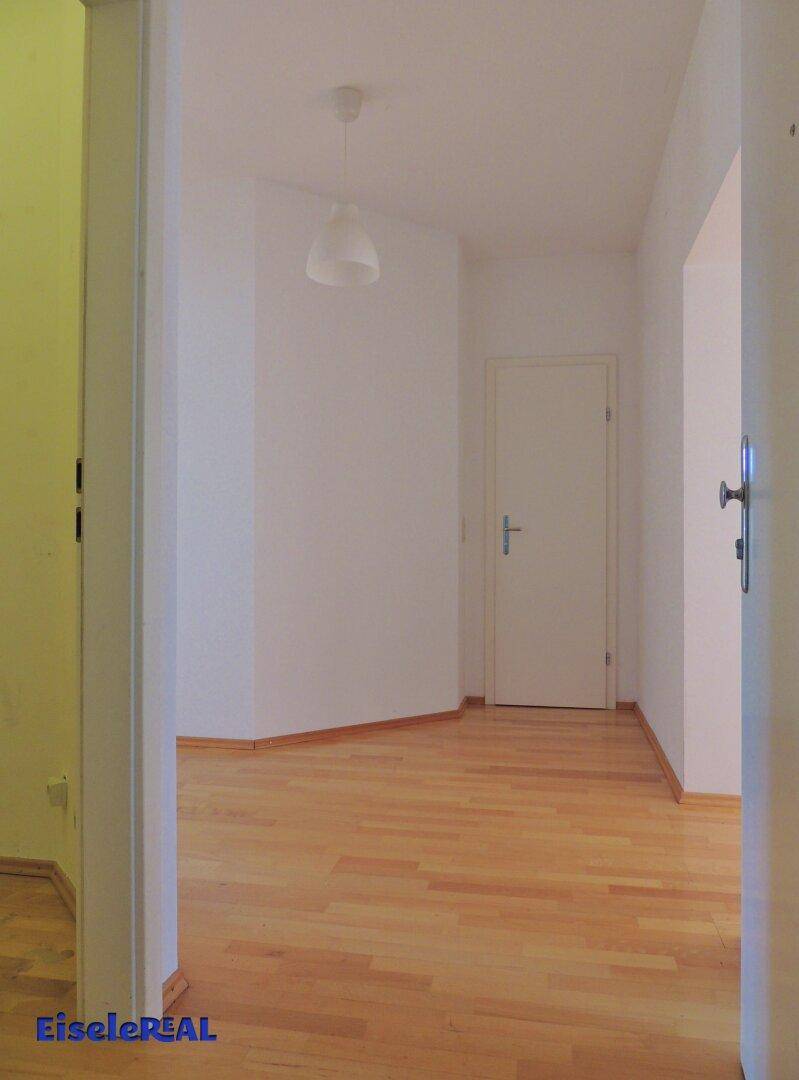 Geräumiger Eingangsbereich mit Parkettboden und hellem Ambiente.