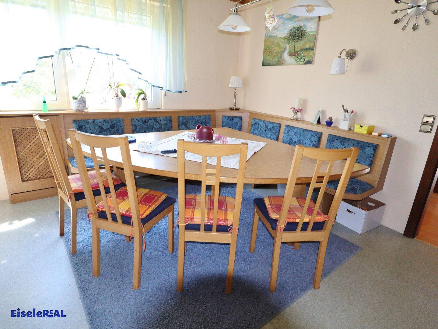 Gemütlicher Essbereich mit Eckbank und Holztisch, ideal für Familienmahlzeiten.