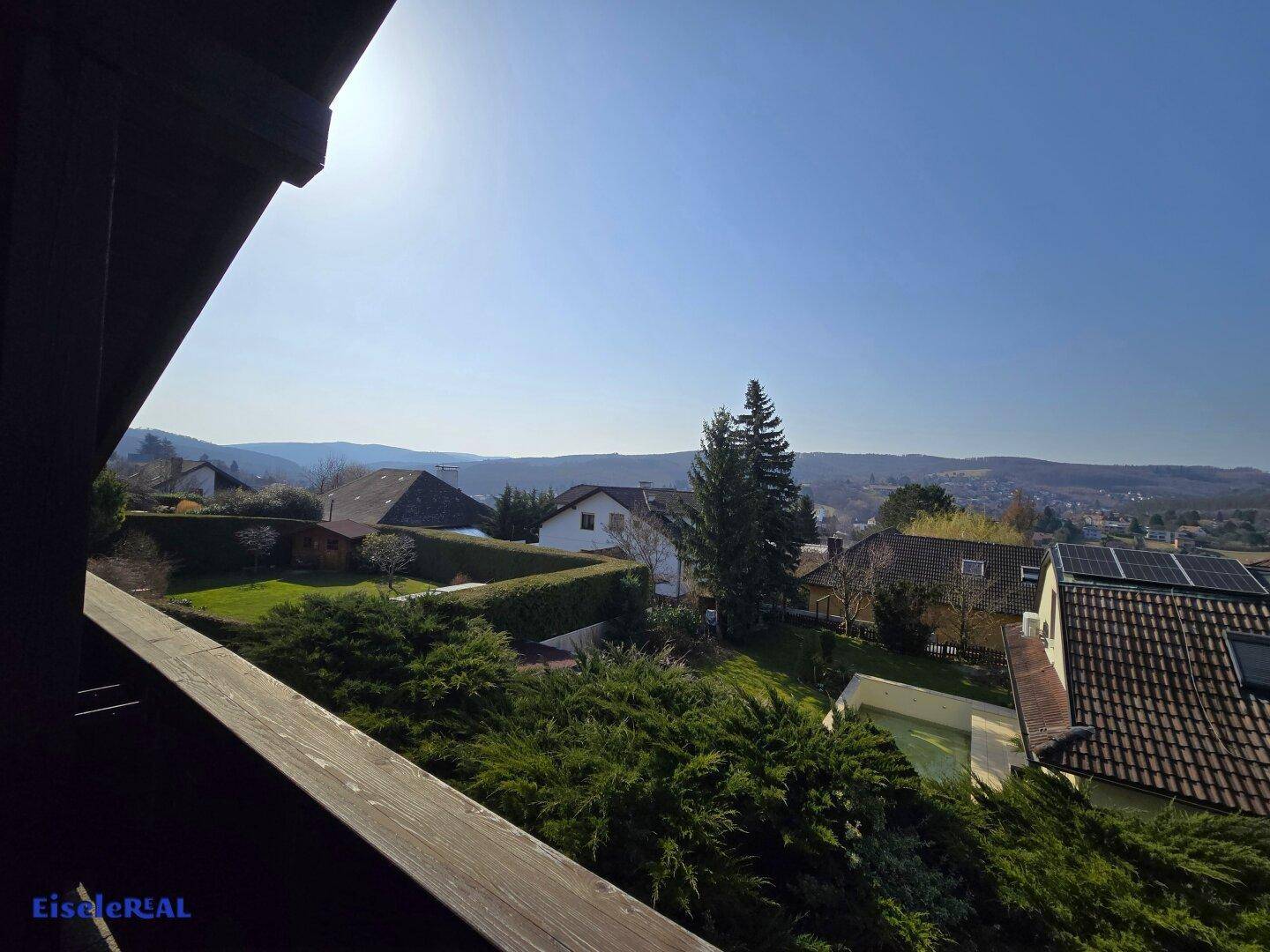 Weitläufiger Ausblick von der Terrasse über die umliegende Landschaft und Dächer.