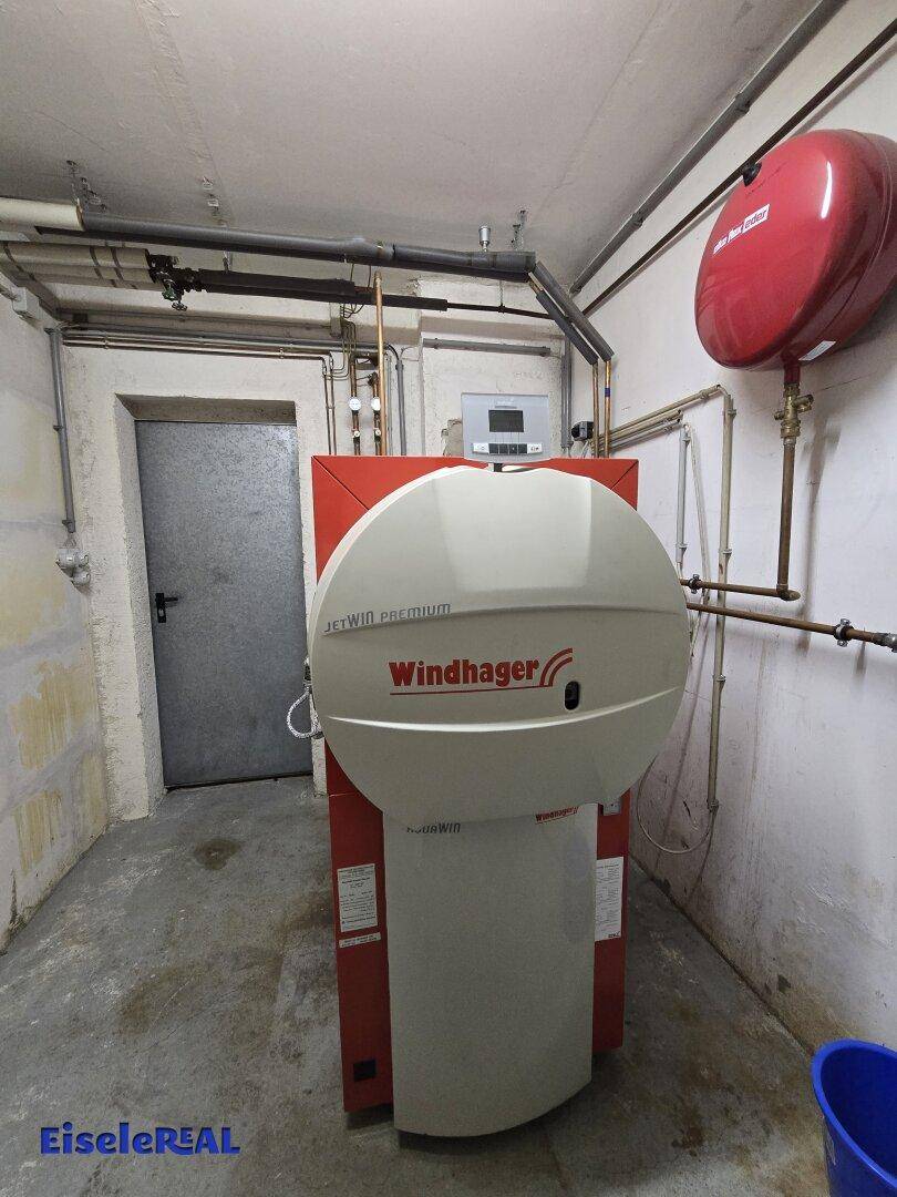 Heizungsraum mit moderner Windhager-Anlage und Warmwasserspeicher.