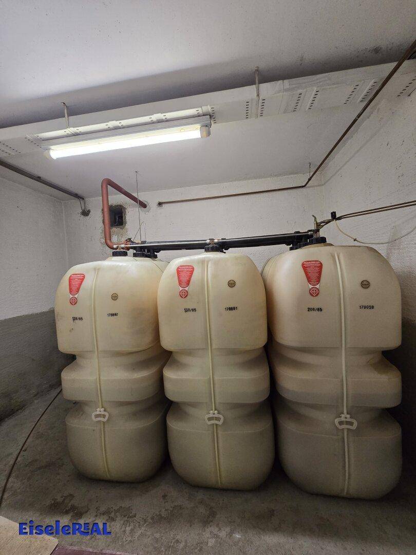 Öltanks für die Heizungsanlage im Kellerraum.