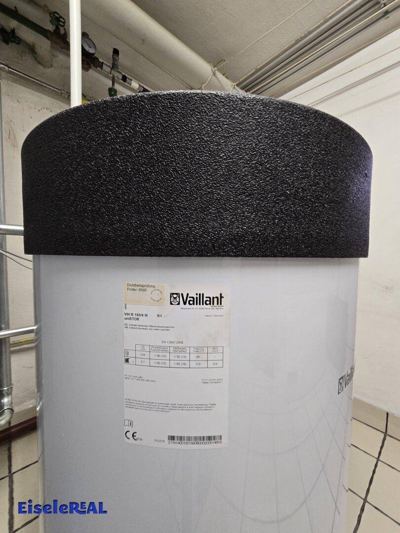 Detailansicht des Warmwasserspeichers der Heizungsanlage.