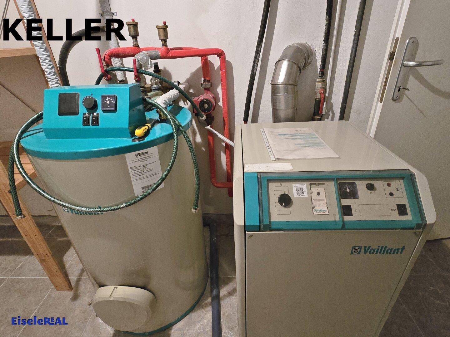 Heizungsraum im Keller mit Warmwasserspeicher und Vaillant Heizungsanlage.