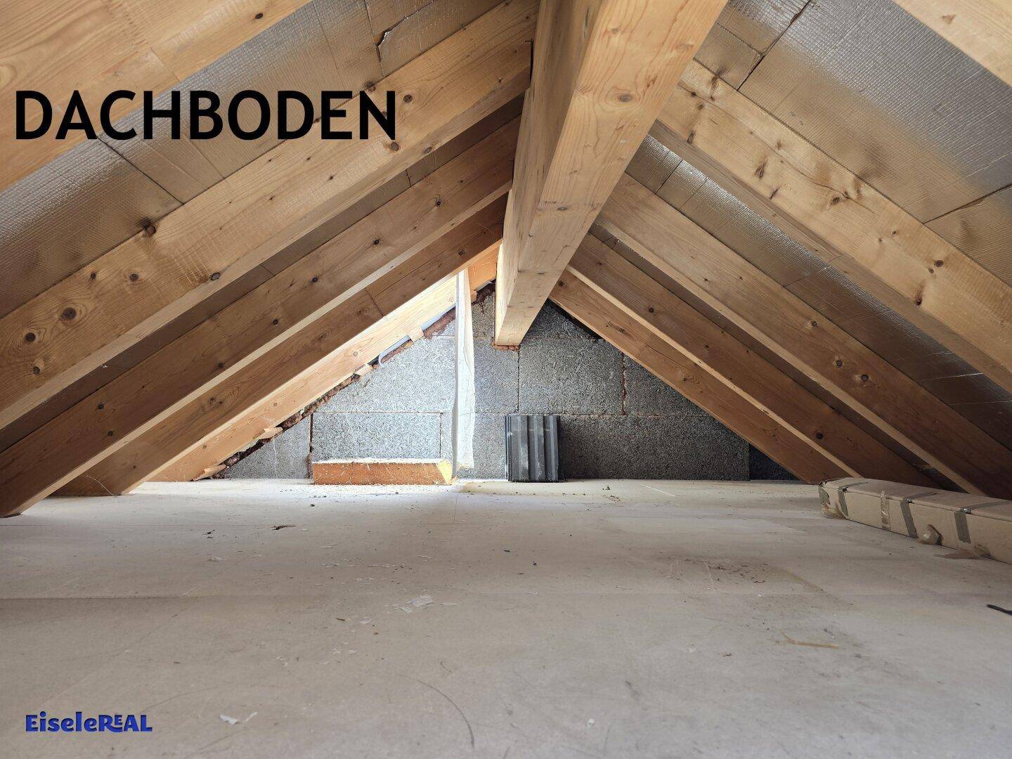 Dachboden mit sichtbaren Holzbalken und Isolierung, bietet Ausbaupotenzial.
