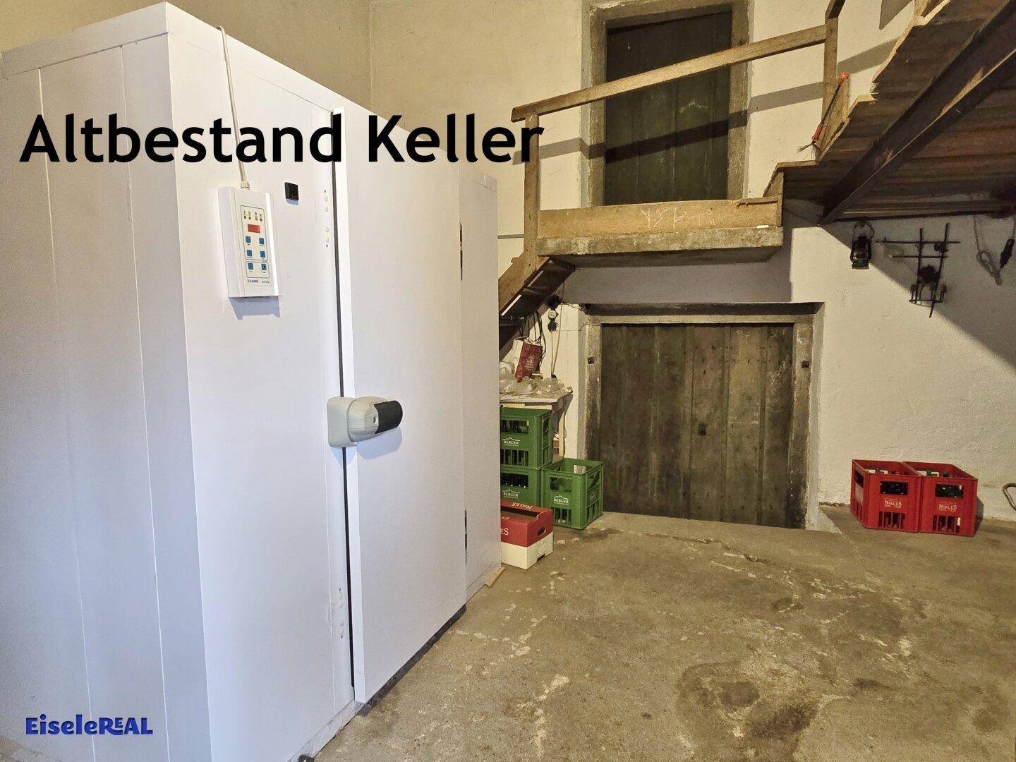 Alter Kellerraum mit großen Kühlkammern, Holztreppe und rustikalen Türen, ideal für Lagerzwecke.