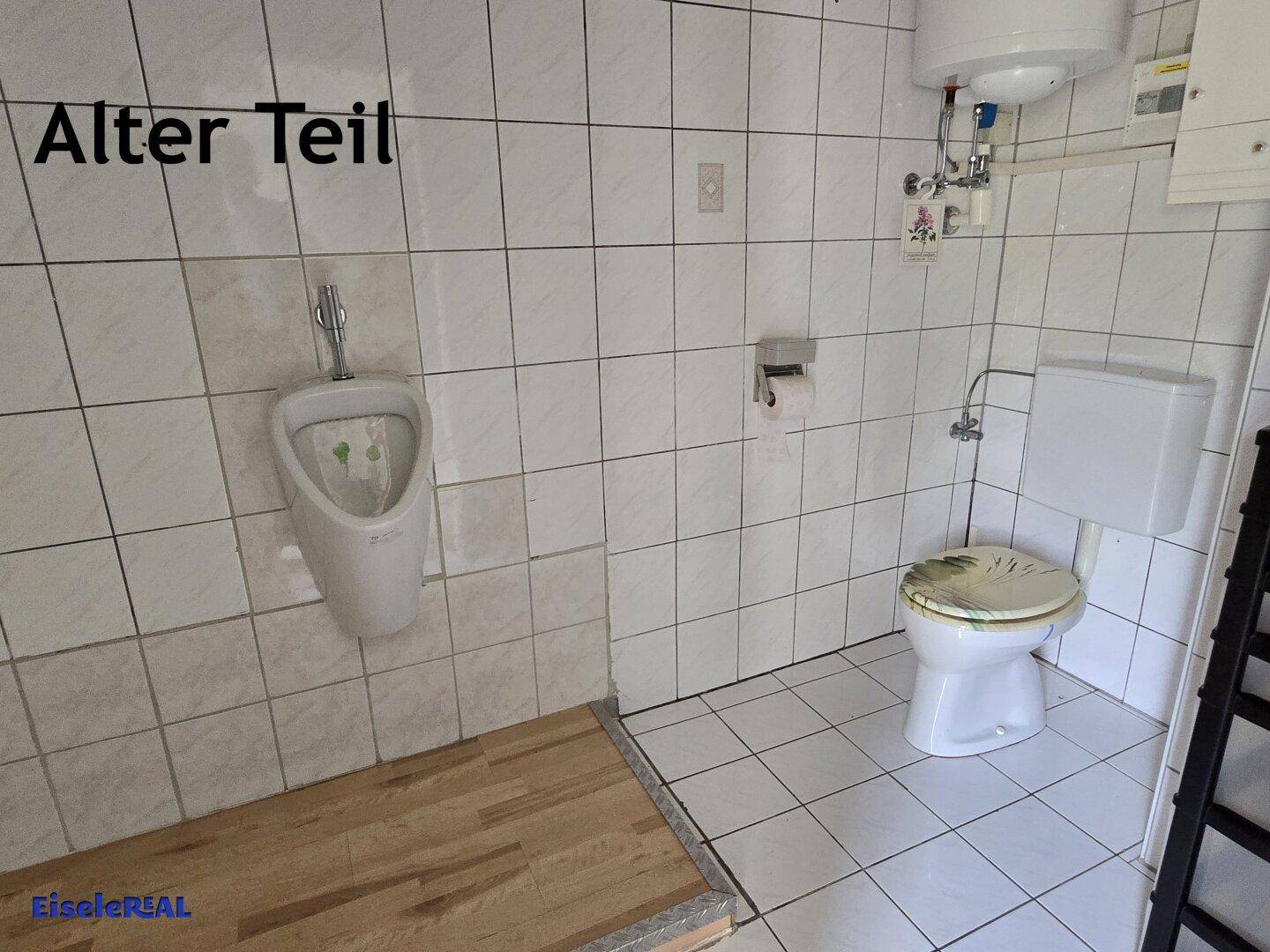 Einfaches WC mit weißen Fliesen, Urinal und Toilette, funktional und sauber.