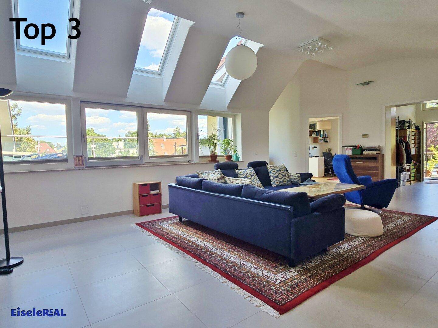 Lichtdurchflutetes Wohnzimmer mit weitem Ausblick und modernem Interieur.