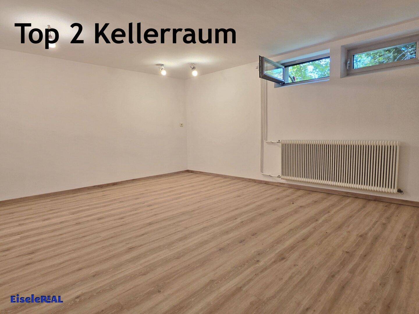 Heller Kellerraum mit Laminatboden, weißen Wänden und kleinen Fenstern.