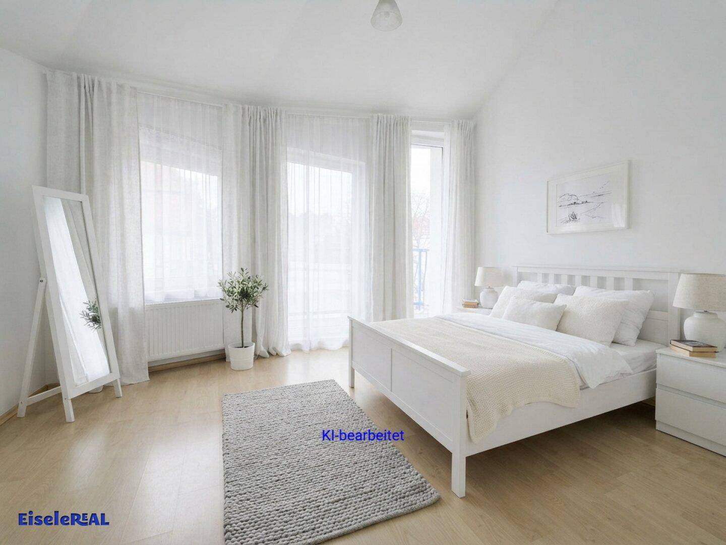 Virtuell inszeniertes Schlafzimmer mit hellem Parkettboden, weißem Bett und großem Spiegel.