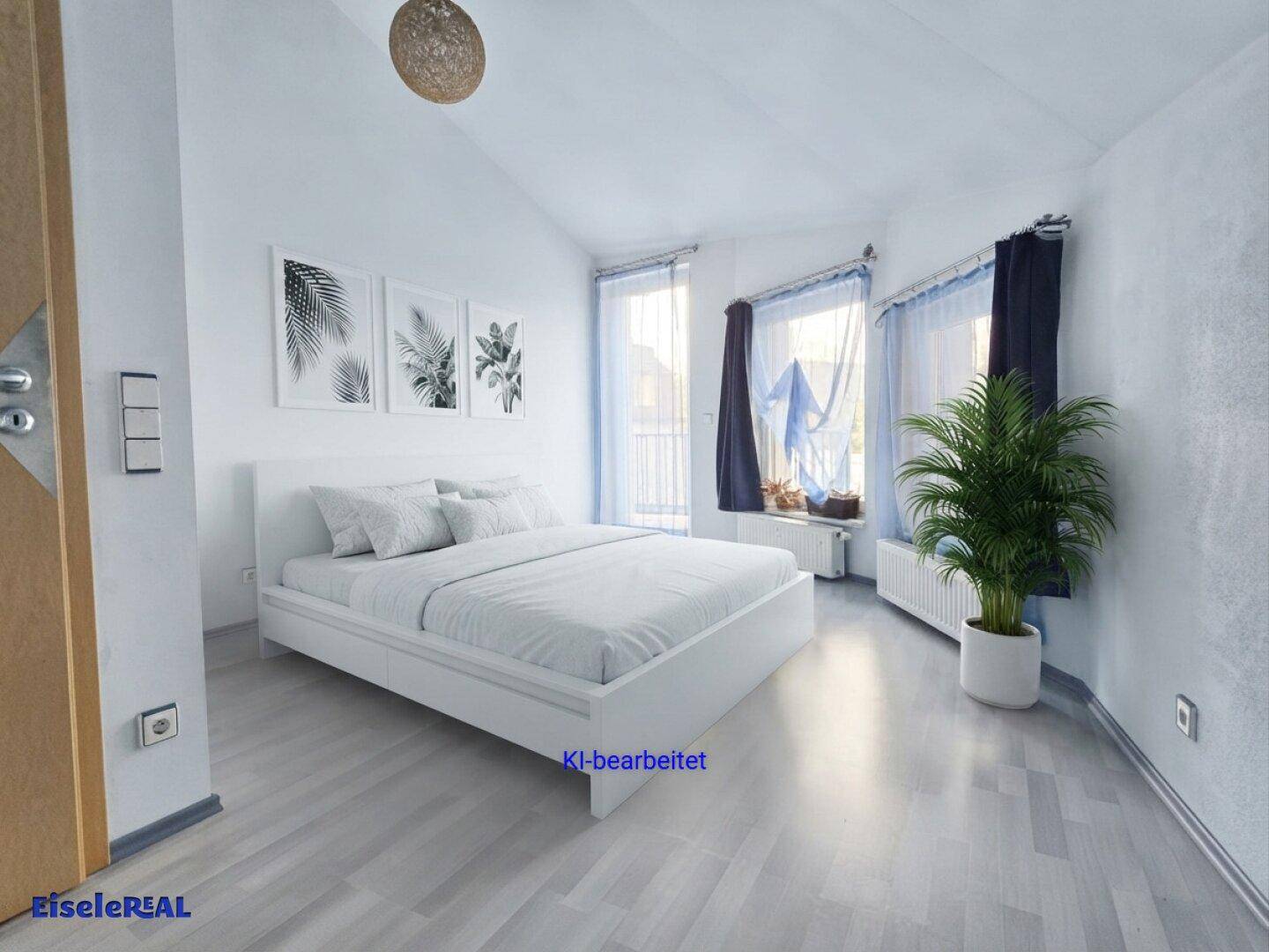 Virtuell inszeniertes Schlafzimmer mit hellem Laminatboden, modernem Bett und blauen Vorhängen.