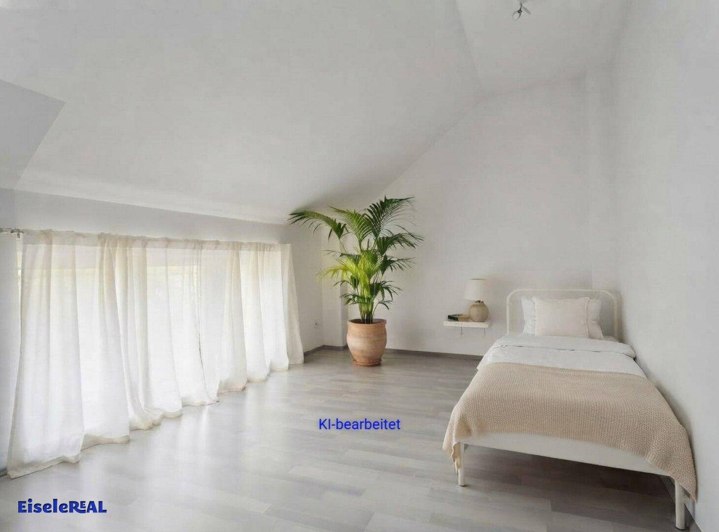 Helles Schlafzimmer im Dachgeschoss mit Einzelbett, Pflanze und Laminatboden.