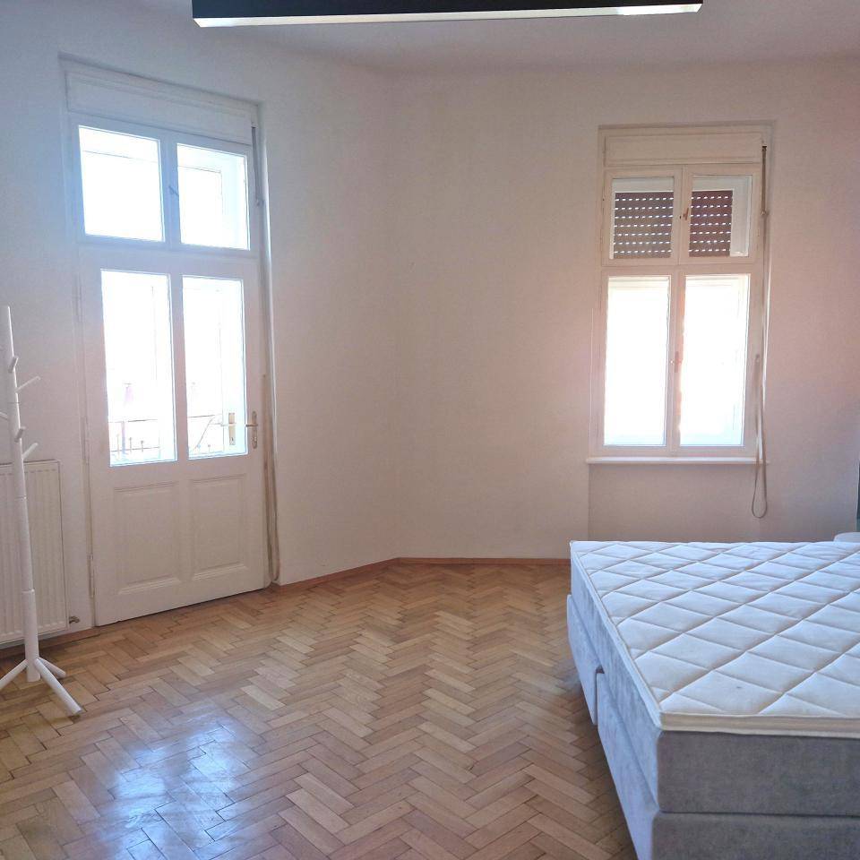 Schlafzimmer-m.-Zugang-Balkon