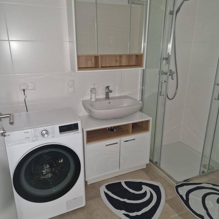 Badezimmer-mit-Waschmaschine,-Unterschrank,-Spi