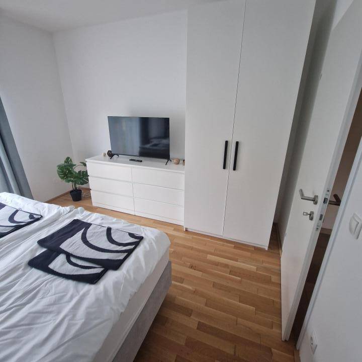 Schlafzimmer-mit-1x-Keliderschrank,-1xKommode,-