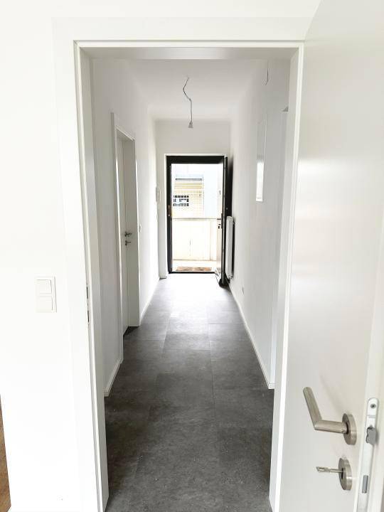 Top-11-Vorzimmer-Sicht-zum-Eingang-offen