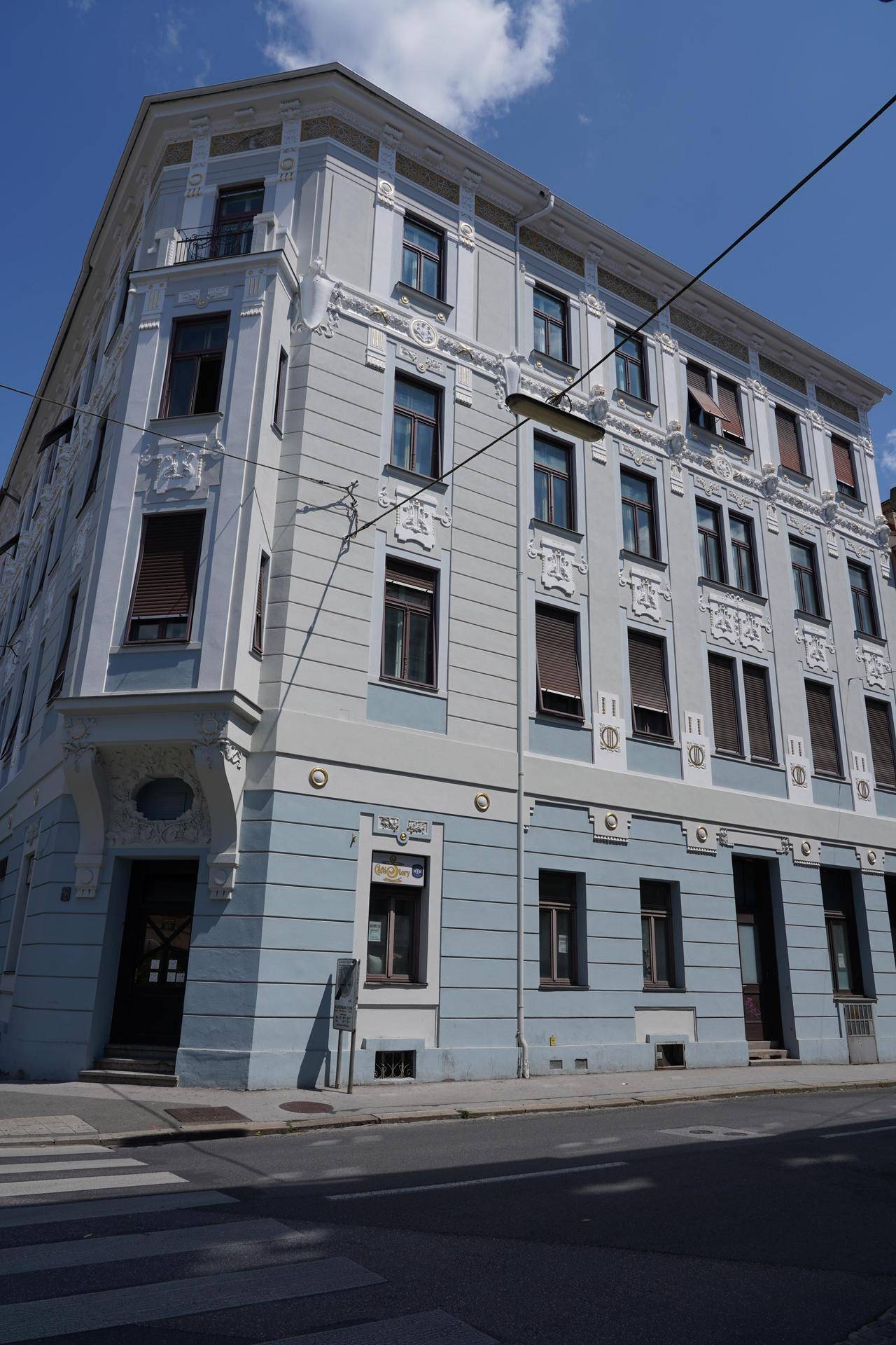 Elegantes Eckgebäude mit klassischer Architektur und dekorativen Elementen an der Fassade.