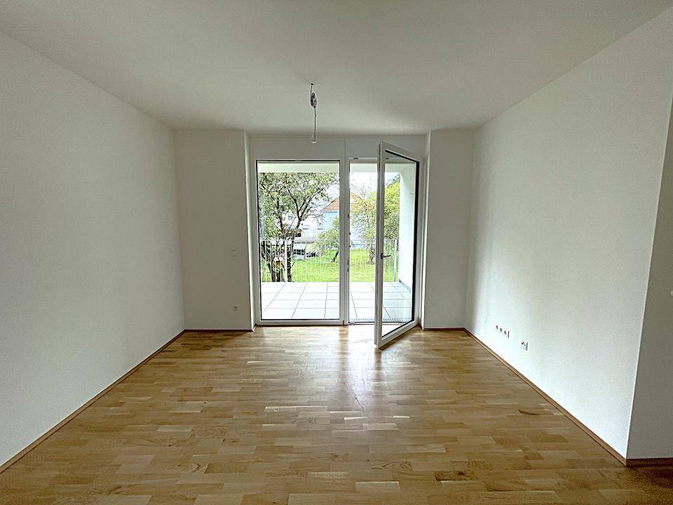 Wohnzimmer-mit-Zugang-Balkon