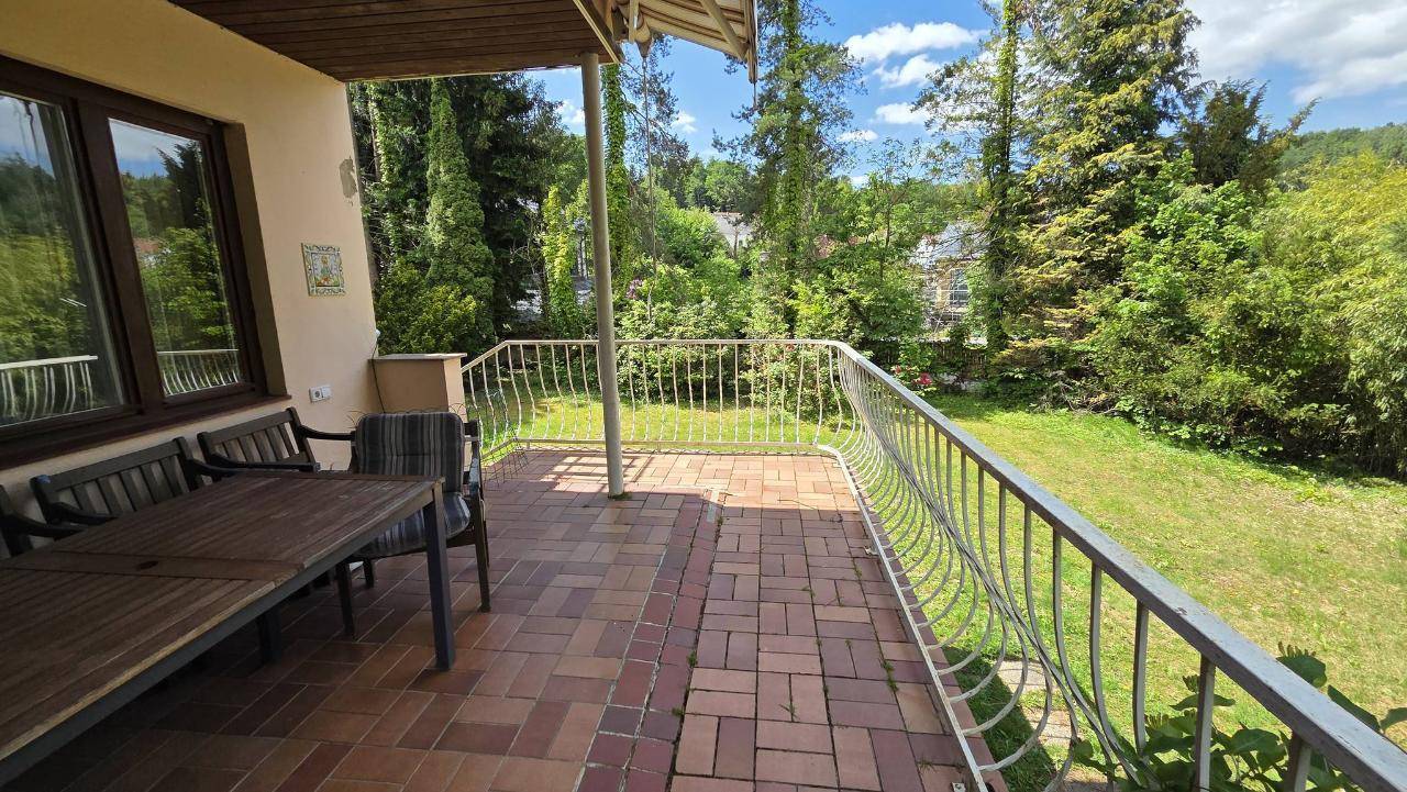 Geräumiger Balkon mit Fliesenboden und Metallgeländer, ideal für entspannte Stunden im Freien.