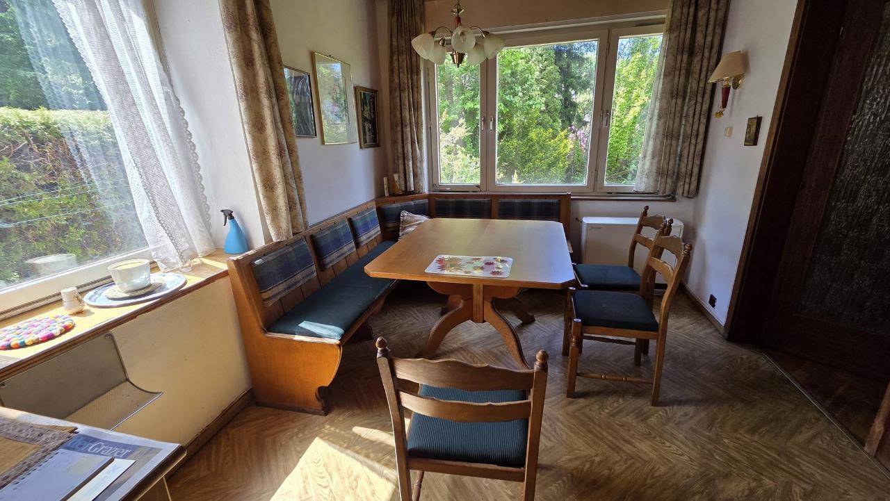 Heller Essbereich mit traditioneller Holzbank und Esstisch, ideal für Familienmahlzeiten.