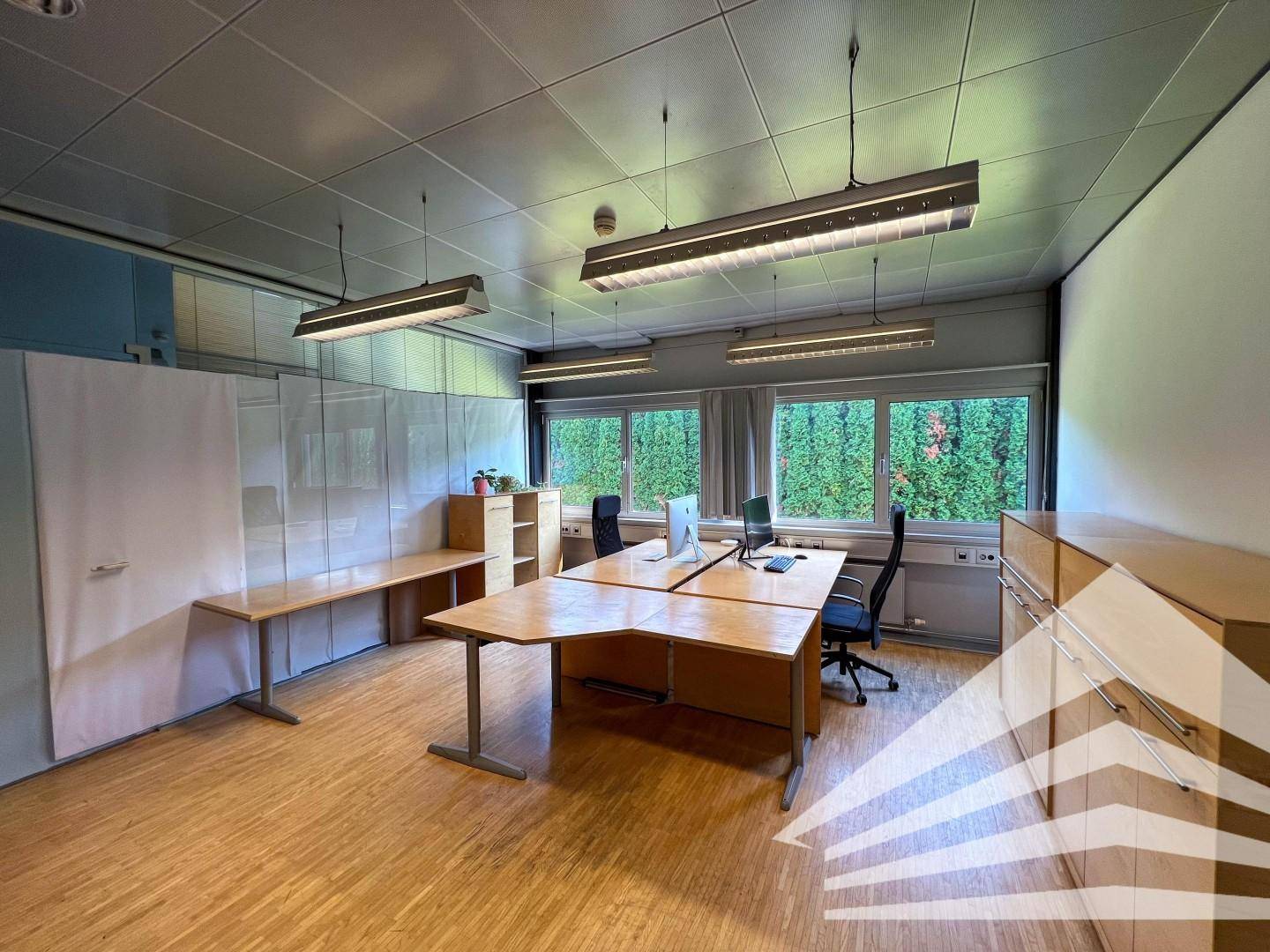 Ruhiges Büro mit zwei Arbeitsplätzen, viel Tageslicht und einem angenehmen Blick ins Grüne.