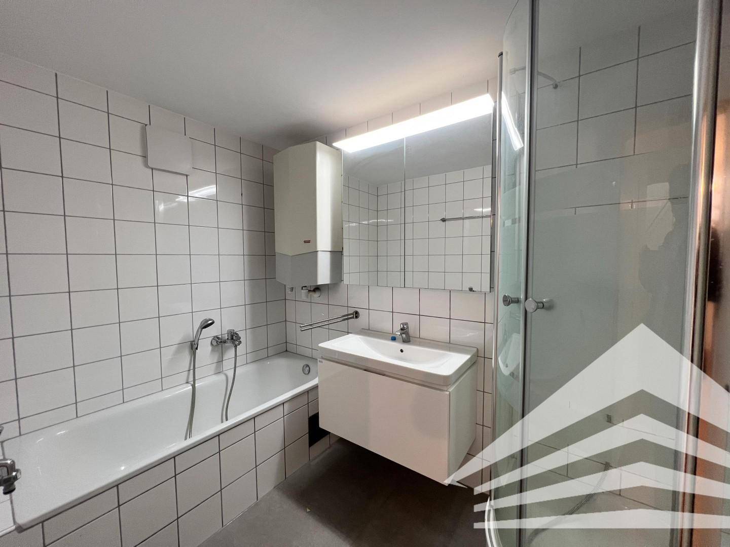 Badezimmer inkl. Wanne und Dusche