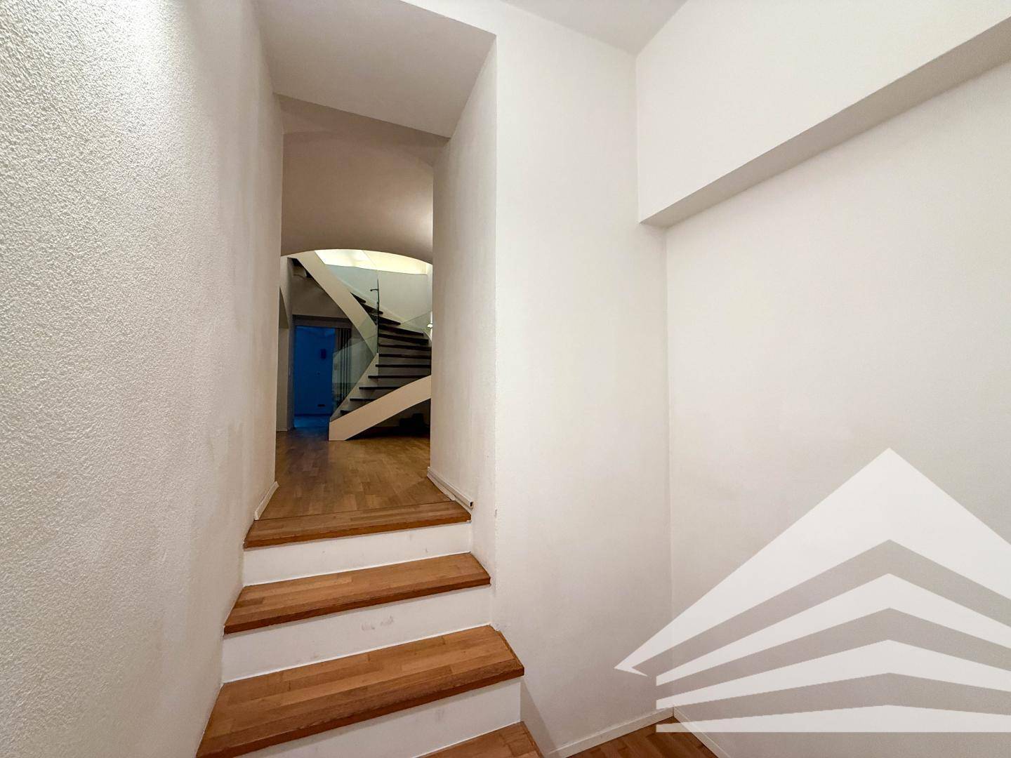 Kleiner Treppenaufgang mit Holzstufen, der zu einem weiteren Bereich des Hauses führt.