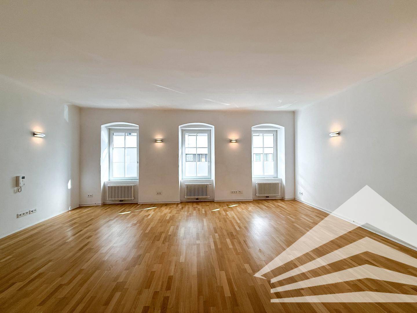 Geräumiges, helles Zimmer mit Parkettboden und großen Fenstern, bereit zur individuellen Gestaltung.