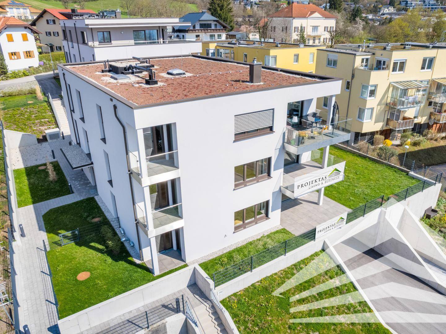 Hausansicht mit Garten & Terrasse (2)